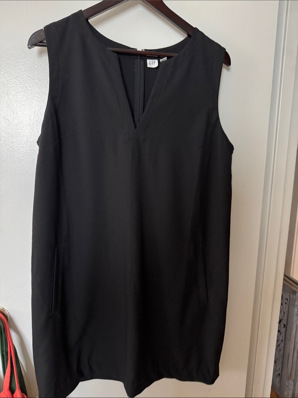 GAP Black Sleeveless V-Notch Shift Dress